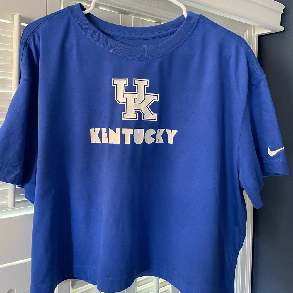 University of Kentucky (UK) blue cropped Nike t-shirt.